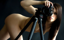 3d обои голая девушка с фотоаппаратом на штативе  техника