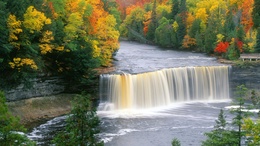 3d обои Небольшой водопад среди осеннего леса  осень
