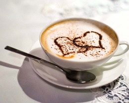 3d обои Кофе со сливками и шоколадной присыпкой в форме сердечек  сердечки