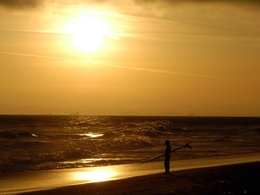 3d обои Одинокий парень на берегу моря  солнце