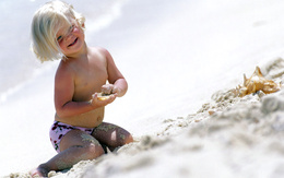 3d обои Мальчик играет с песком на пляже  1440х900