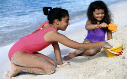 3d обои Девочки играют с песком на пляже  1440х900
