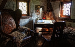 3d обои Средневековая комната, два небольших окна кресло со звериной шкурой, стул и стойка для чтения книг  интерьер