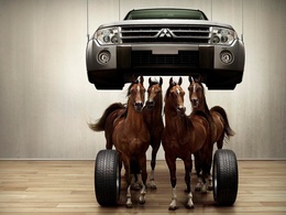 3d обои Четыре лошади под капотом Митсубиси / Mitsubishi  реклама
