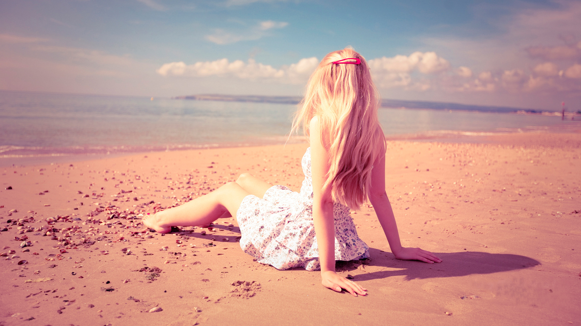 3d обои Девушка сидит на пляже, усыпанном ракушками  лето # 50506