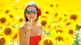 3d обои Девушка в солнечных очках выдувает пузыри в подсолнуховом поле  цветы