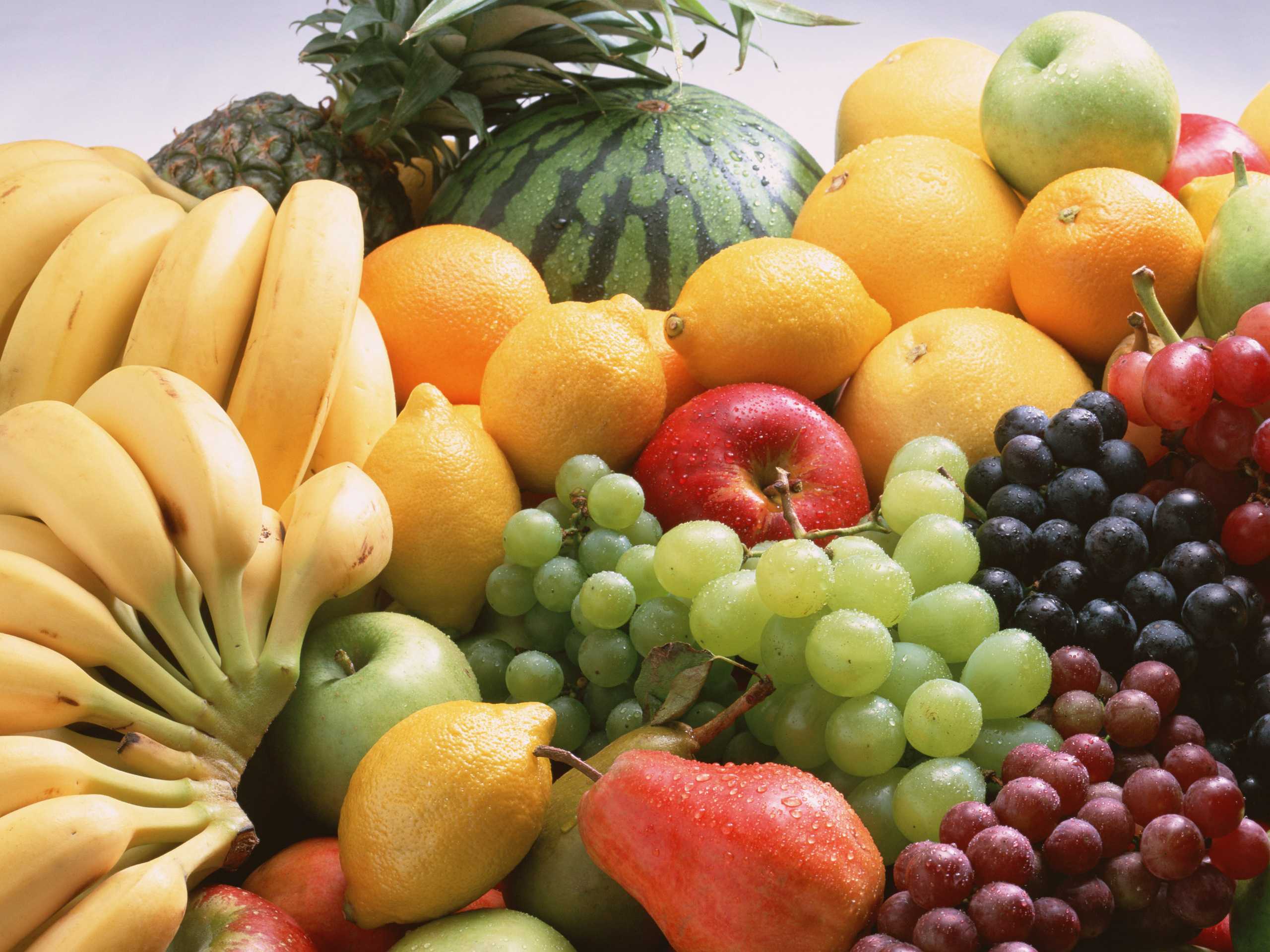 3d обои Изобилие фруктов: ананас, арбуз, бананы, виноград, яблоки, груши, лимоны и апельсины  2560х1920 # 17178
