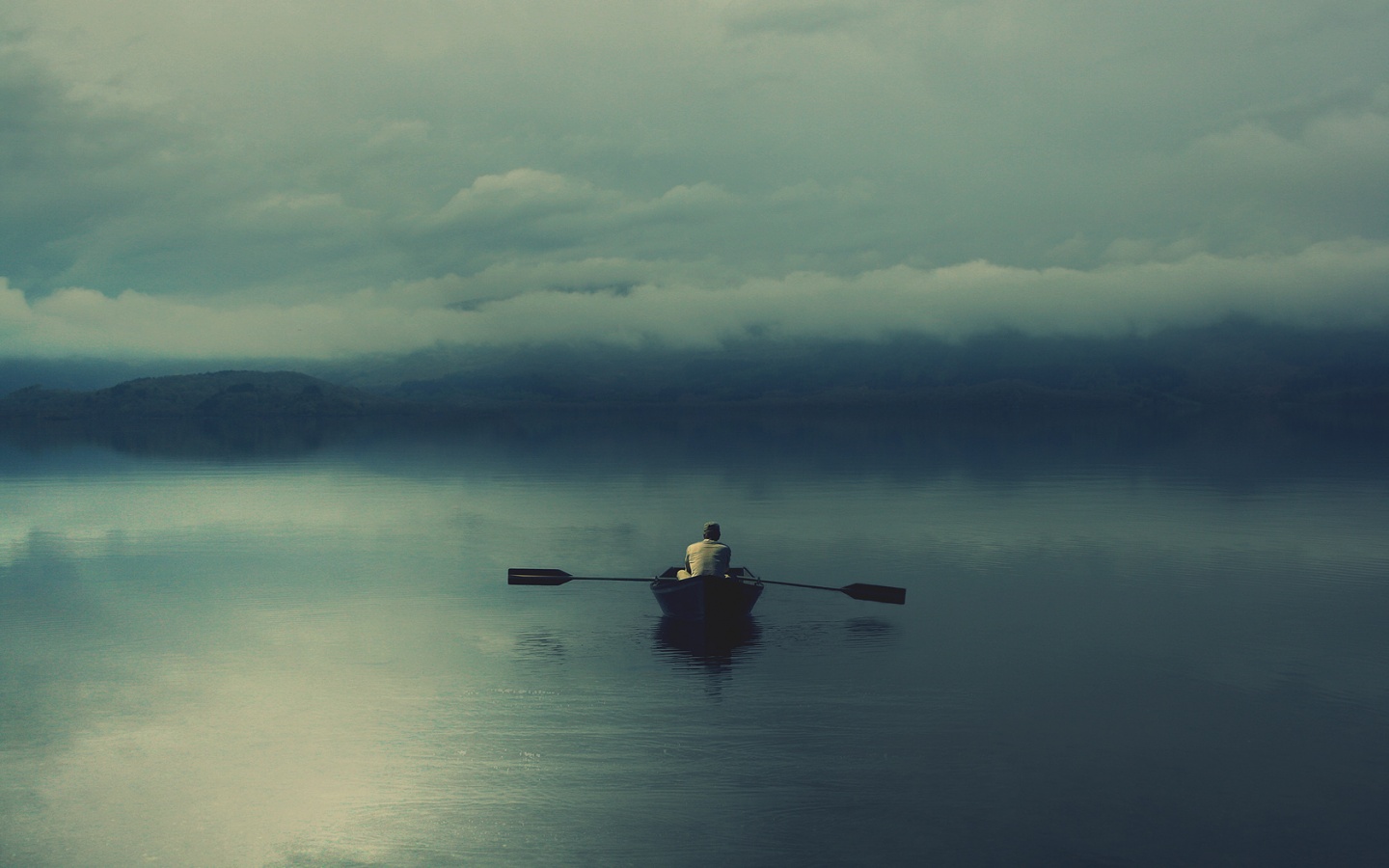 3d обои Одинокий человек в лодке на туманном озере  корабли # 45064