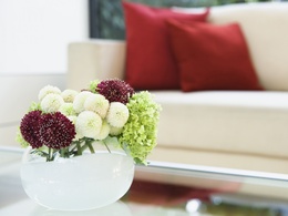 3d обои Букет из хризантем в вазе на столе  цветы
