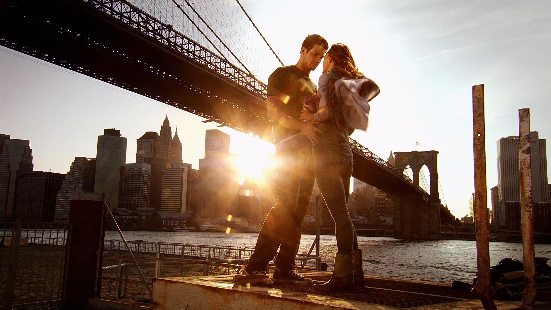 3d обои Девушка в сапогах и парень в кроссовках обнимаются в лучах заката на фоне manhattan bridge / манхэттенского моста в Нью-Йорк / New York  любовь # 51724