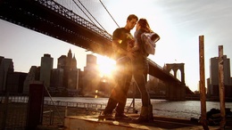 3d обои Девушка в сапогах и парень в кроссовках обнимаются в лучах заката на фоне manhattan bridge / манхэттенского моста в Нью-Йорк / New York  любовь