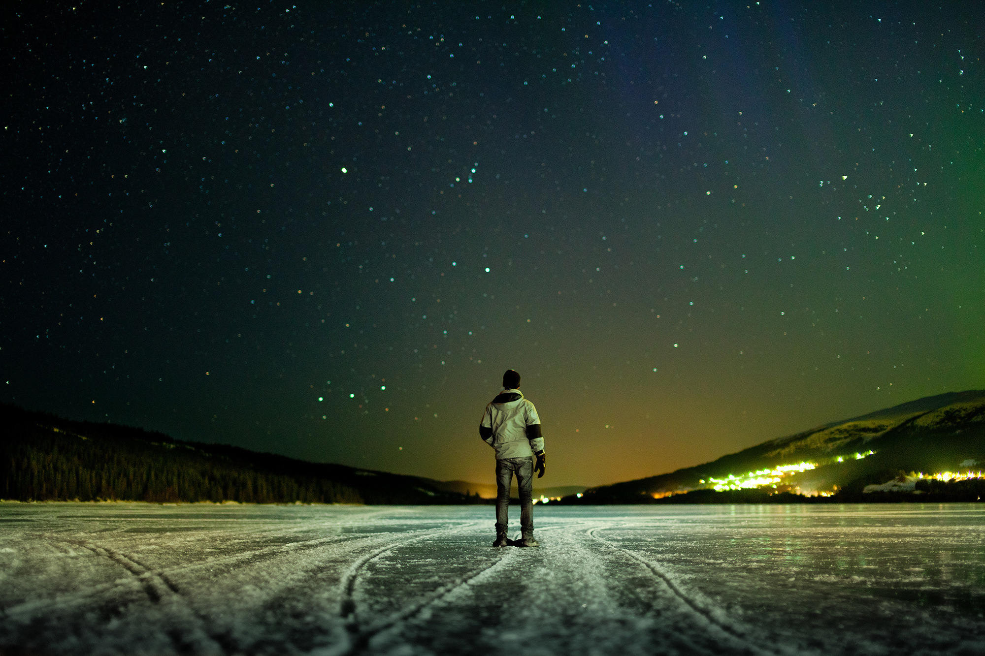 3d обои Мужчина на льду озера смотрит на звездное небо зимой  лес # 49427