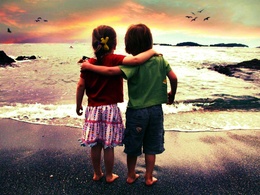 3d обои Мальчик и девочка стоят в обнимку у моря и смотрят на закат  дети