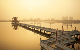 3d обои Lotus Lake, Nine Cornered Bridge and Wuli Pagoda, Dawn, Sunrise, Kaohsiung, Taiwan  1680х1050