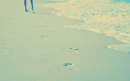 3d обои Следы на песке прибоя и женские ножки  ножки