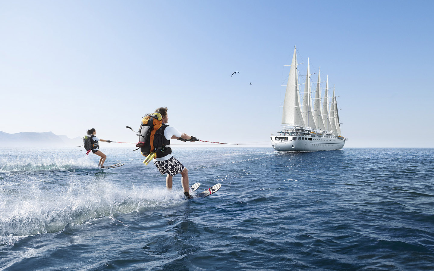 3d обои Мужчина и девушка с рюкзаками плывут за футуристическим парусником на водных лыжах по морю  корабли # 45063