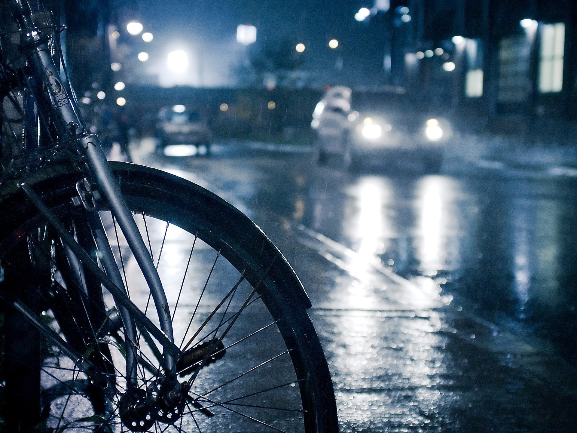 3d обои Велосипедное колесо на фоне улицы и машин под дождем  1920х1440 # 14766