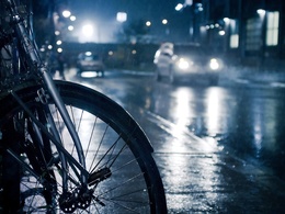 3d обои Велосипедное колесо на фоне улицы и машин под дождем  дороги