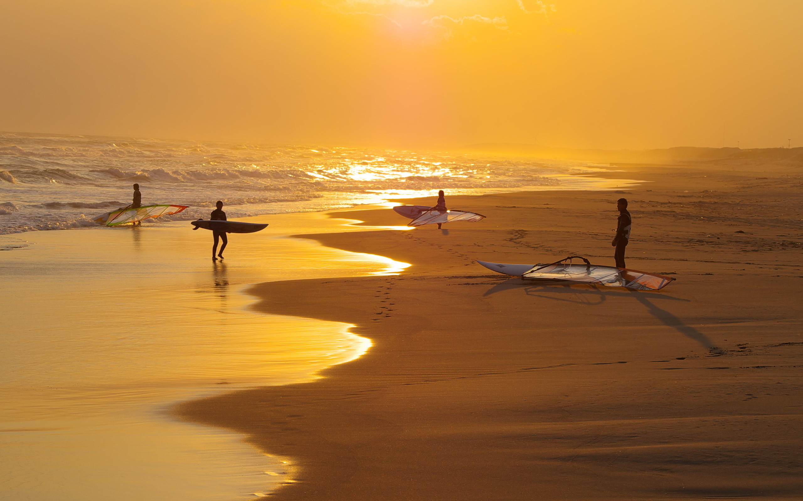 3d обои Серферы и винд-серферы на побережье на закате  спорт # 82059