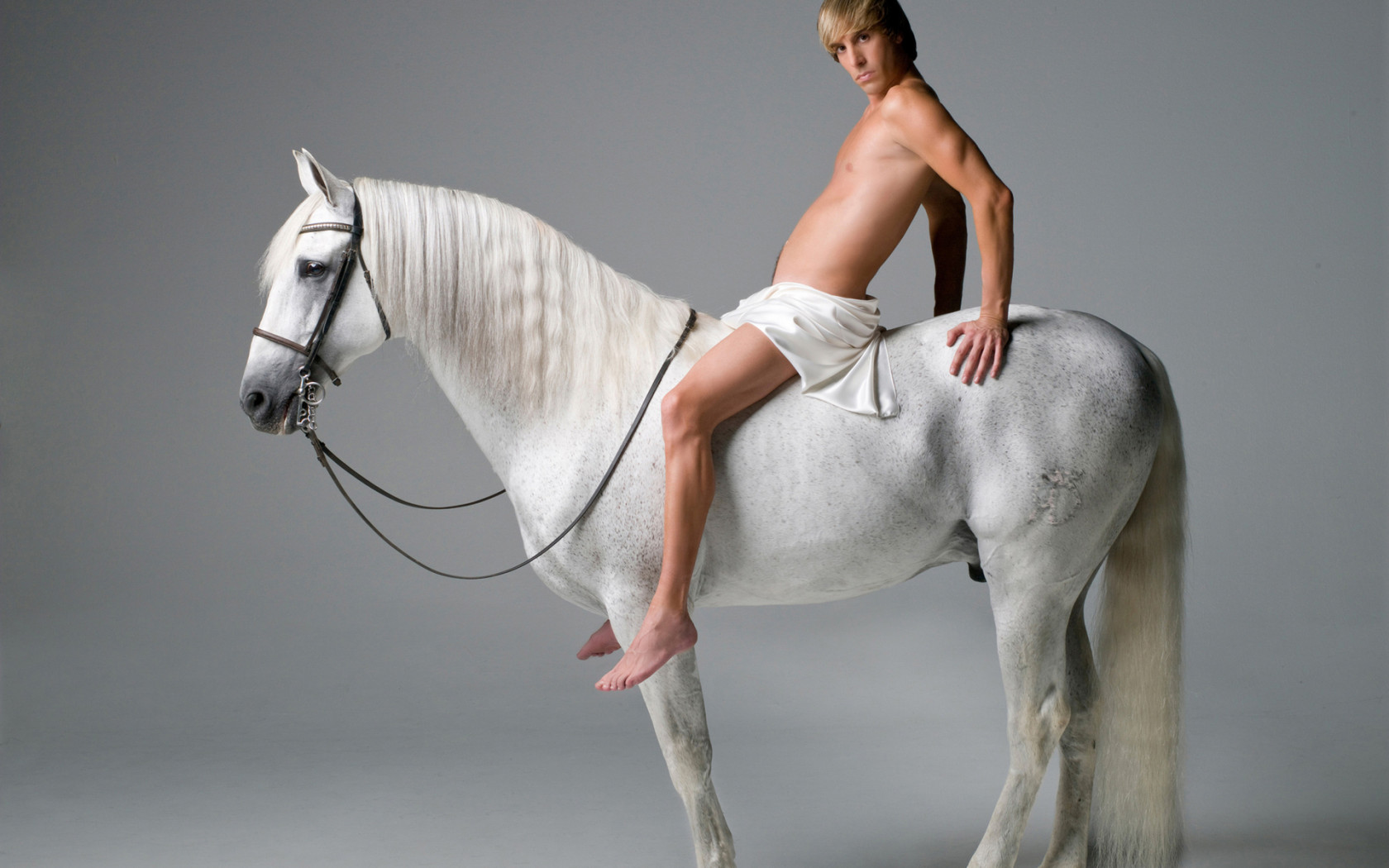 3d обои Sacha Baron Cohen / Bruno / Бруно на белом коне  лошади # 51215