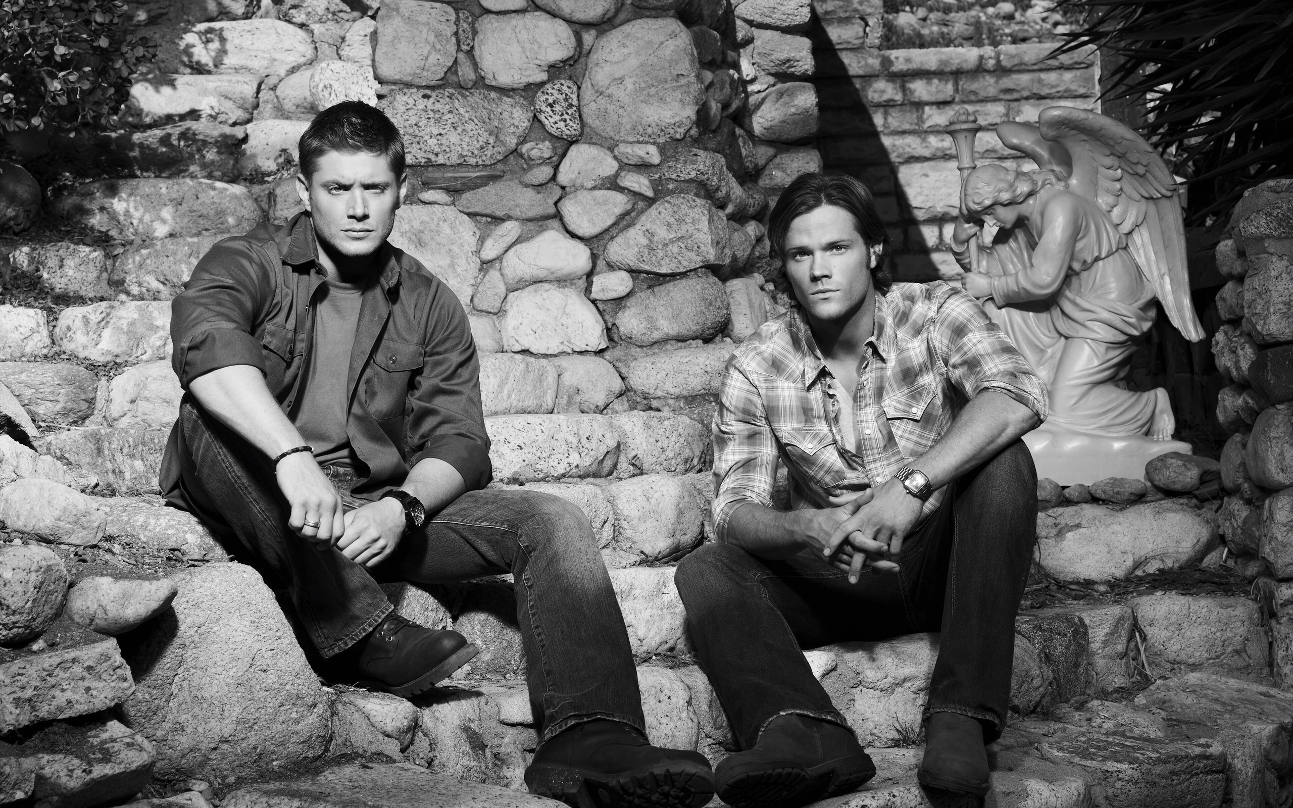 3d обои Jensen Ackles and Jared Padalecki / Дженсен Эклз и Джаред Падалеки сидят на камнях  черно-белые # 88679