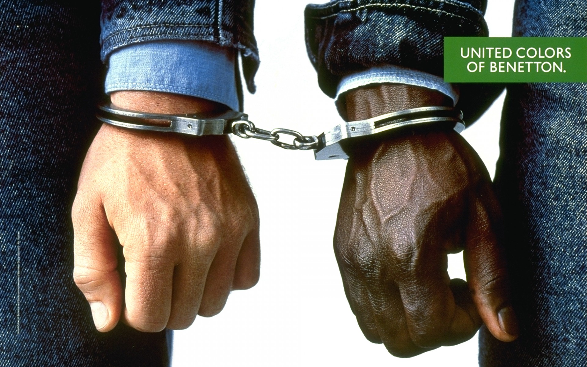 3d обои Руки мужчин скованны наручниками (United colors of Benetton)  руки # 79177