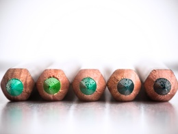 3d обои Пять цветных карандашей в зеленых тонах  макро