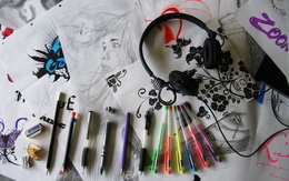 3d обои Листы с рисунками, разноцветные ручки и наушники  техника