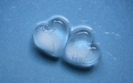 3d обои Две льдинки в виде сердечек  вода