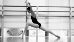 3d обои Девушка застывшая в балетной позе во время репетиции  2560х1440