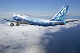 3d обои Boeing / Боинг747-8 летит над водой и над облаками (747)  самолеты