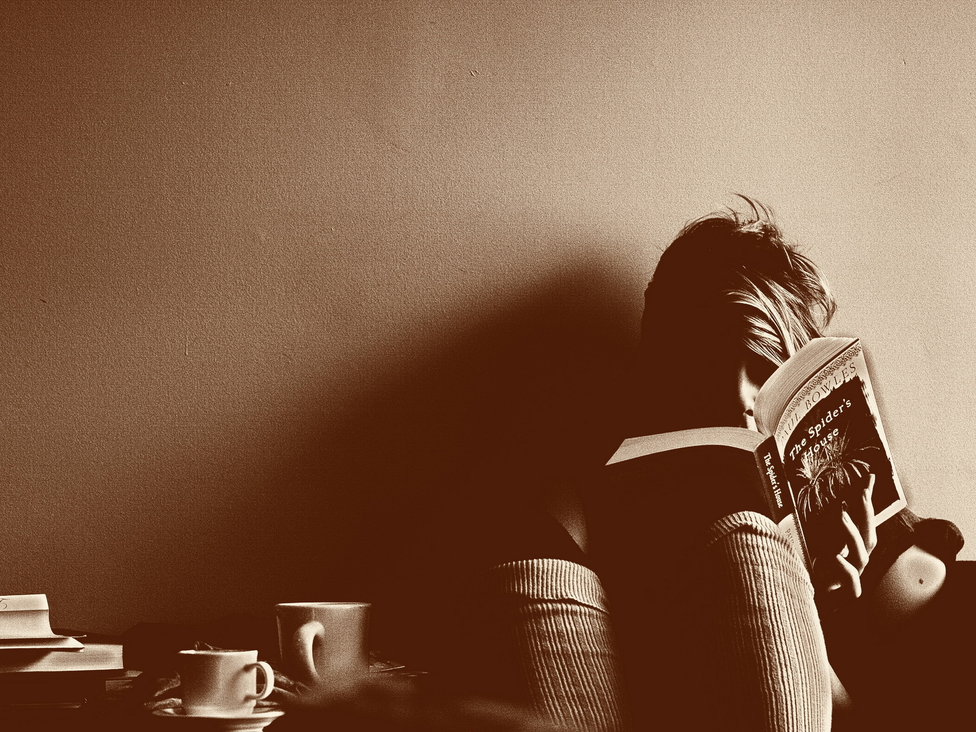 3d обои Девушка читает книгу, рядом все уставлено кофейными чашками  1920х1440 # 14751