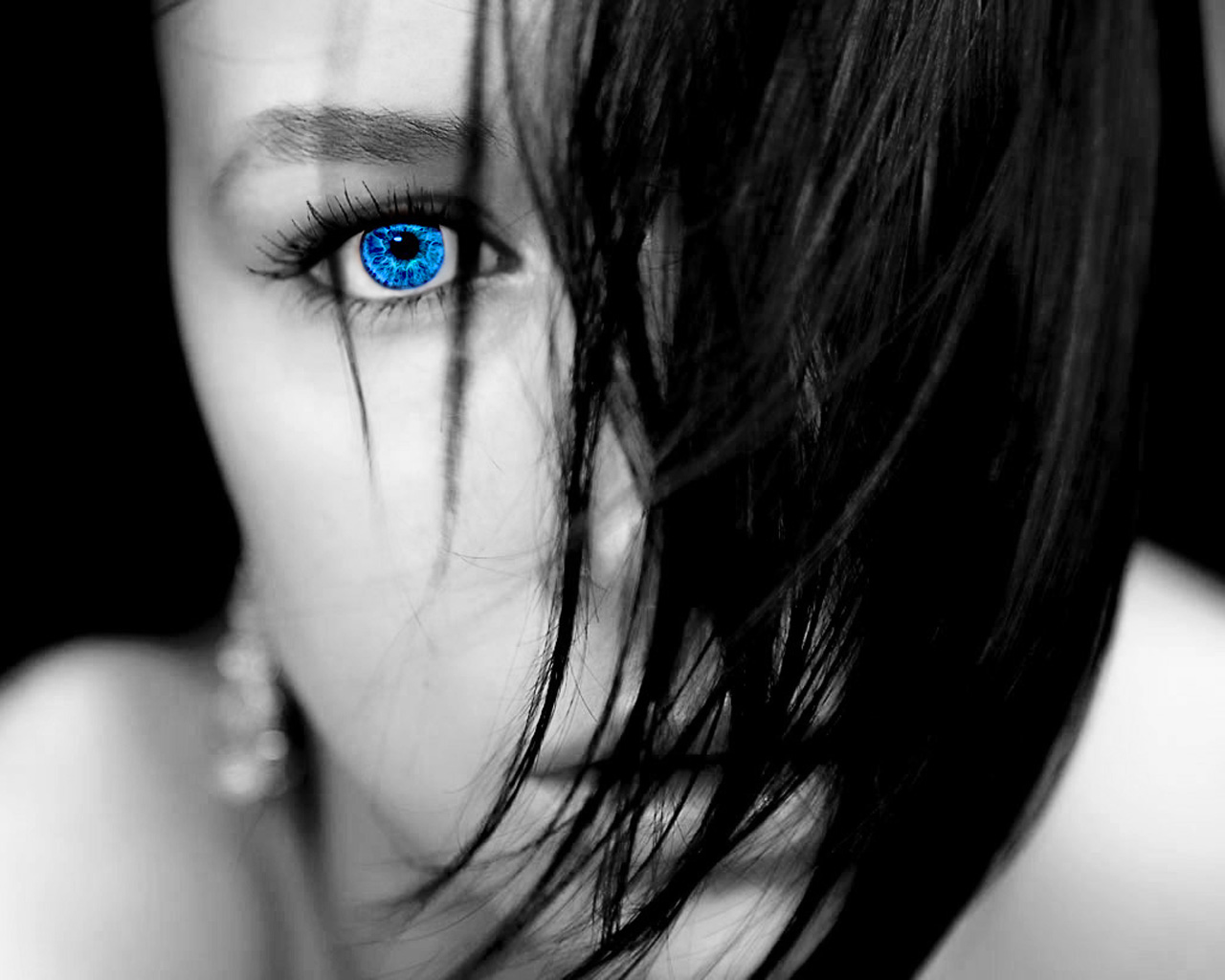 3d обои Брюнетка с красивыми голубыми глазами  черно-белые # 88682