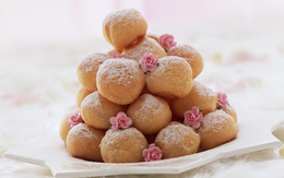 3d обои Вкусные пончики, присыпанные сахарной пудрой и кремовыми розочками  цветы
