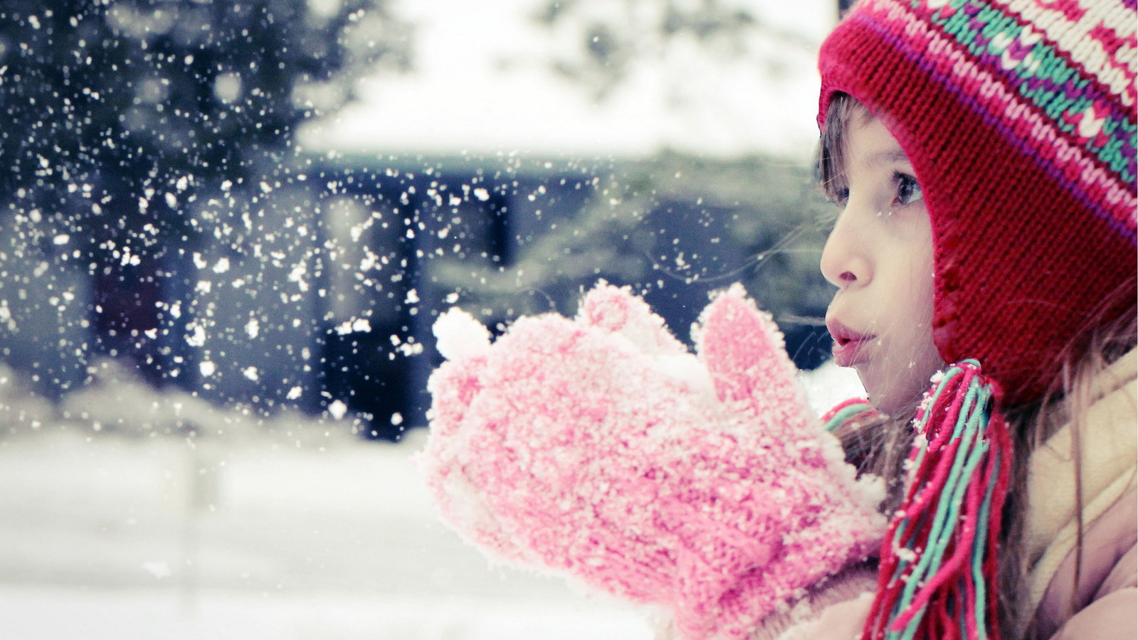3d обои Девочка сдувает снежинки с перчаток  зима # 40795