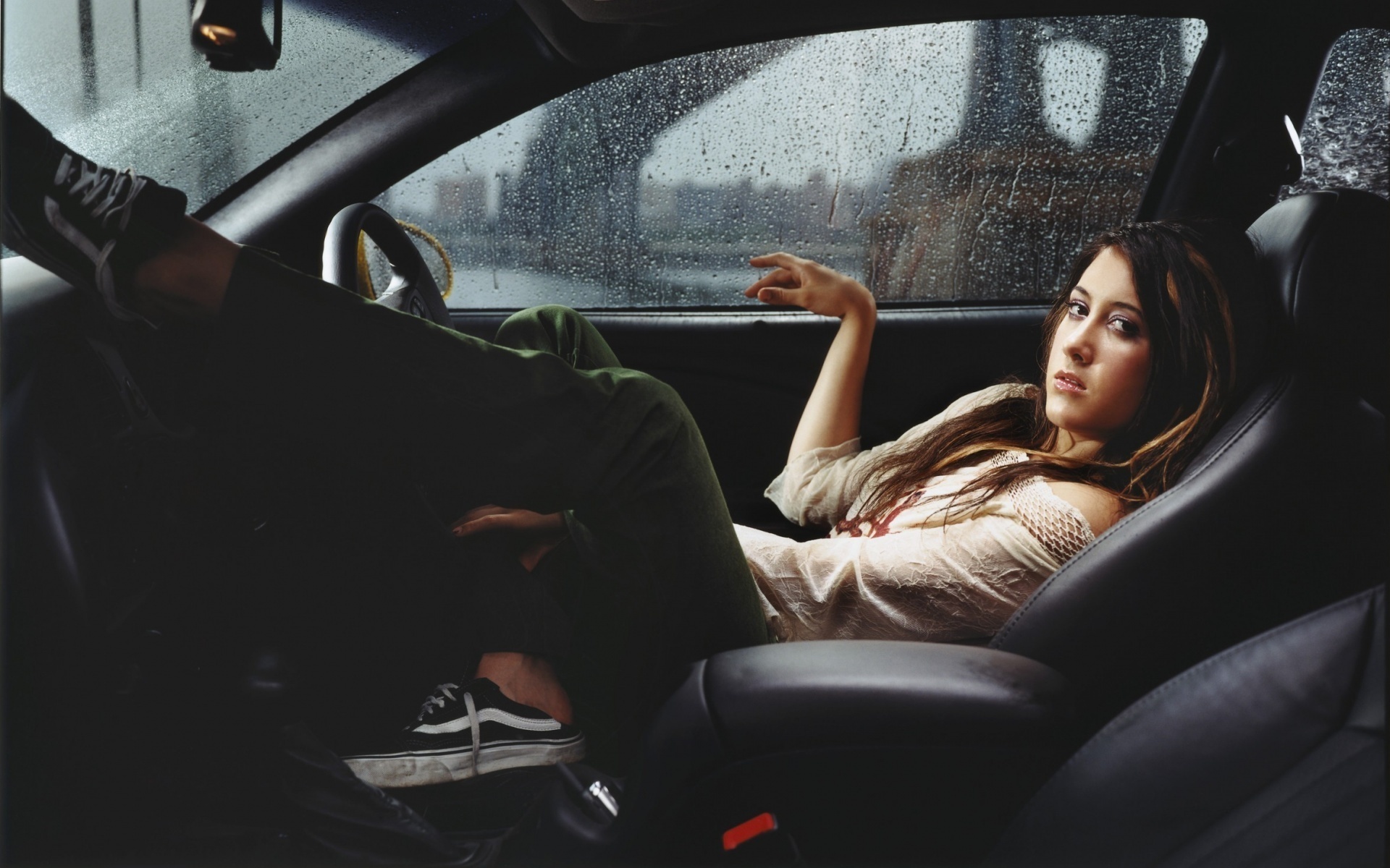 3d обои Девушка в дождь лежит на сидении  авто # 18861
