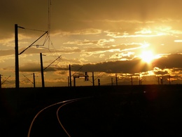 3d обои Железная дорога в лучах заходящего солнца  1920х1440