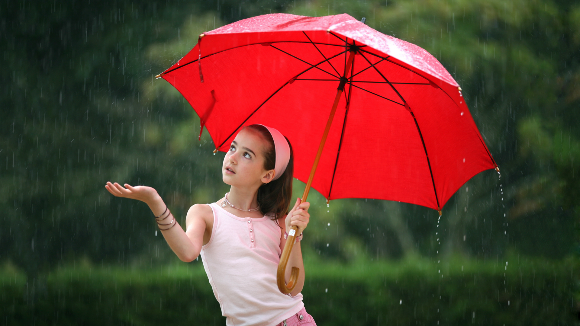 3d обои Девочка с красным зонтом гуляет под дождем  дождь # 34457