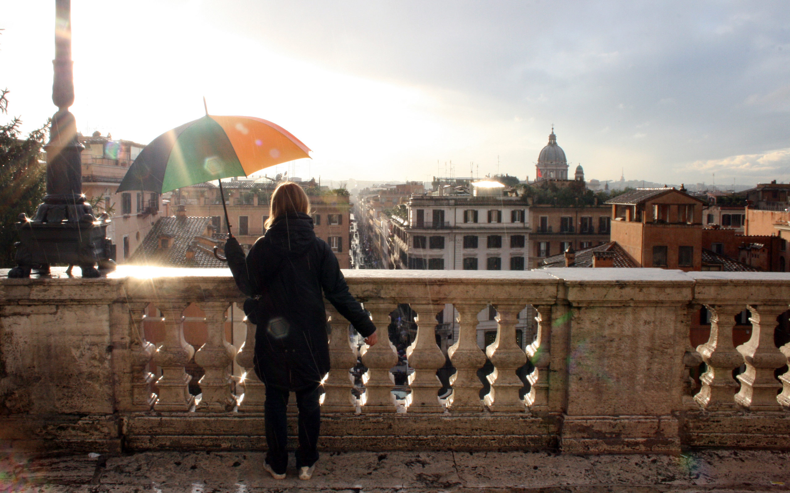 3d обои Девушка с разноцветным зонтиком наслаждается солнечным дождем, глядя с высоты на Неаполь.  город # 24242
