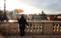 3d обои Девушка с разноцветным зонтиком наслаждается солнечным дождем, глядя с высоты на Неаполь.  город