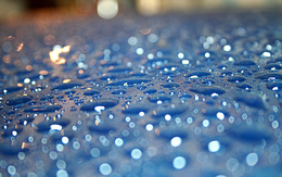 3d обои Сверкающие дождевые капли, оставшиеся на гладкой голубой поверхности  макро