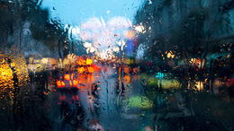 3d обои Красивые и лиричные капли дождя на стекле. Дождь за стеклом. Яркая и пронзительная фотография дождя  город