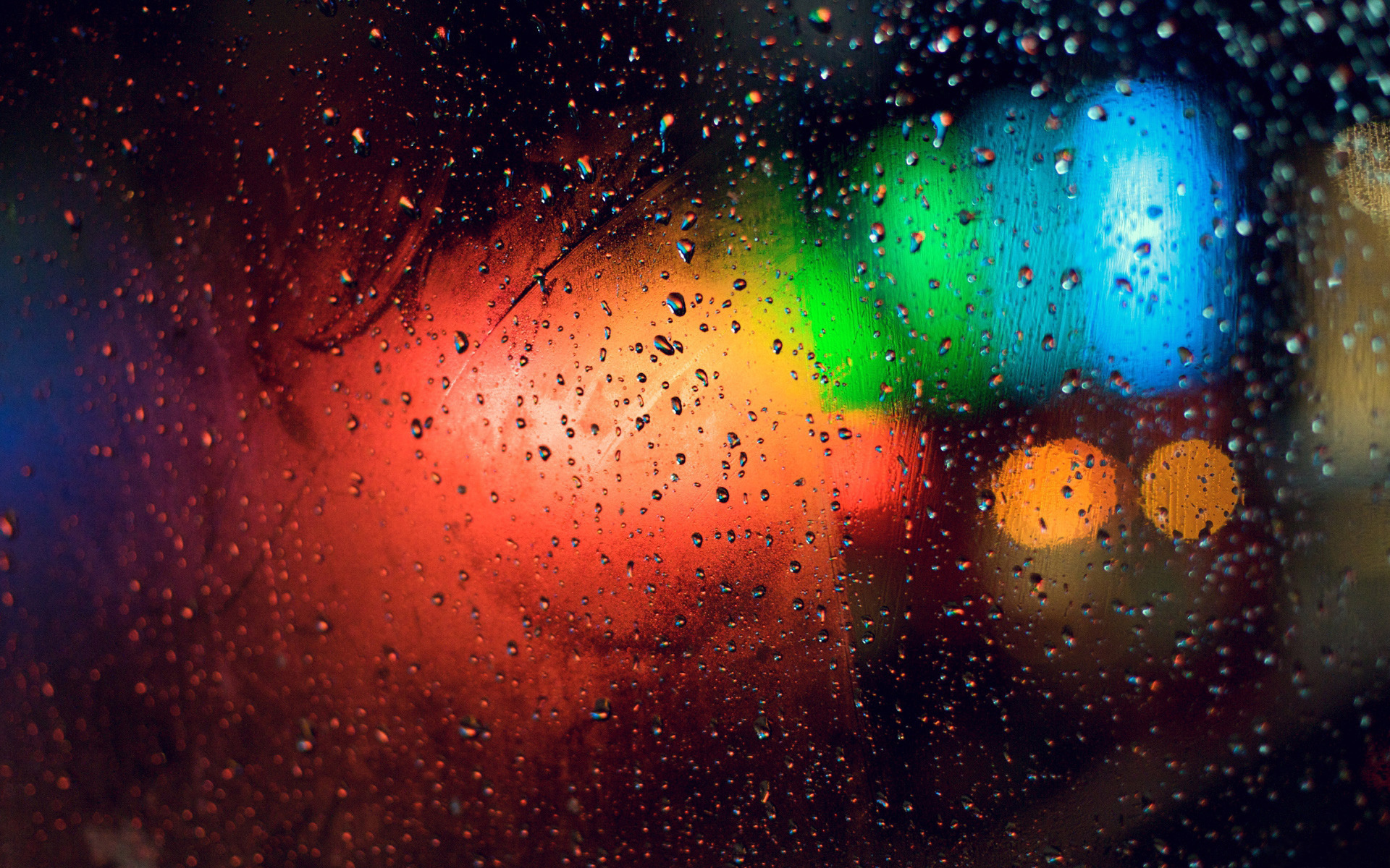 3d обои За стеклом — разноцветные ночные огни. На стекле — капли дождя.  дождь # 34425