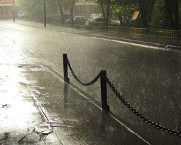 3d обои Дождь в городе, капли лупят по асфальту мостовой, поливают дворы и деревья. Намокла и массивная железная цепь, отделяющая тротуар от дороги.  1280х1024