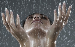 3d обои капли дождя падают девушке на лицо  вода