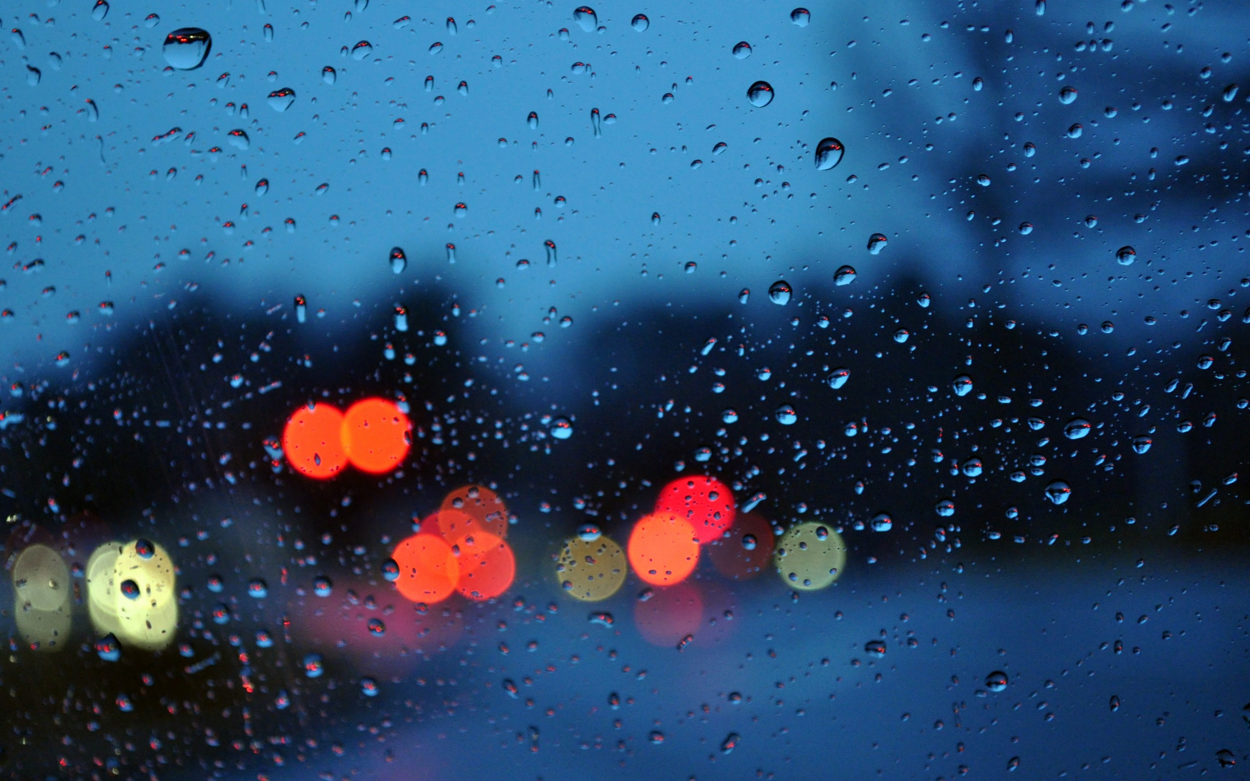 3d обои Слезы дождя на стекле - огни за окнами и приятные синие оттенки.  дождь # 34391