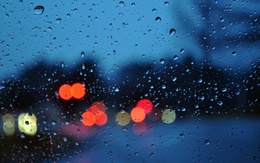 3d обои Слезы дождя на стекле - огни за окнами и приятные синие оттенки.  капли