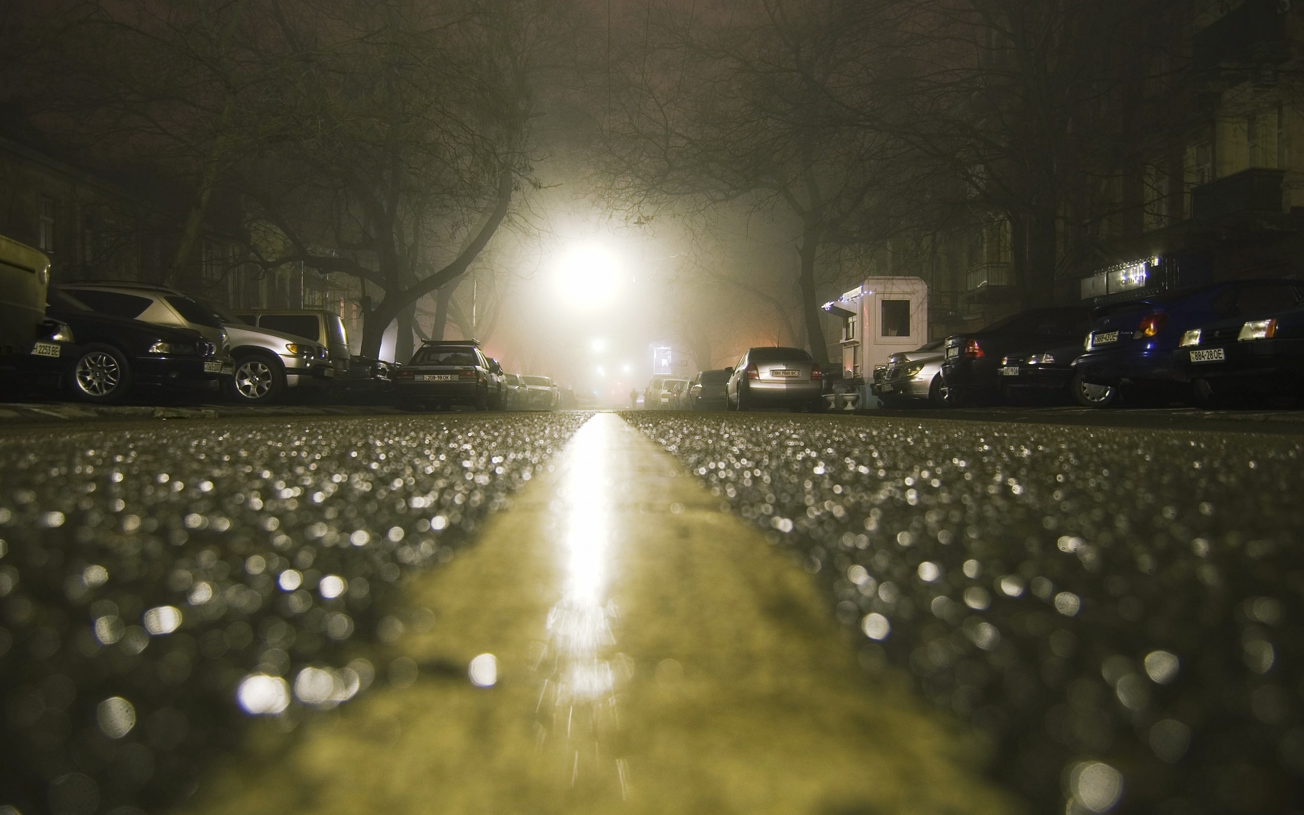 3d обои Дождь в городе на дороге вдоль которой стоят припаркованные машины  авто # 18845