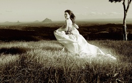 3d обои Девушка в красивом платье на вершине холма  черно-белые