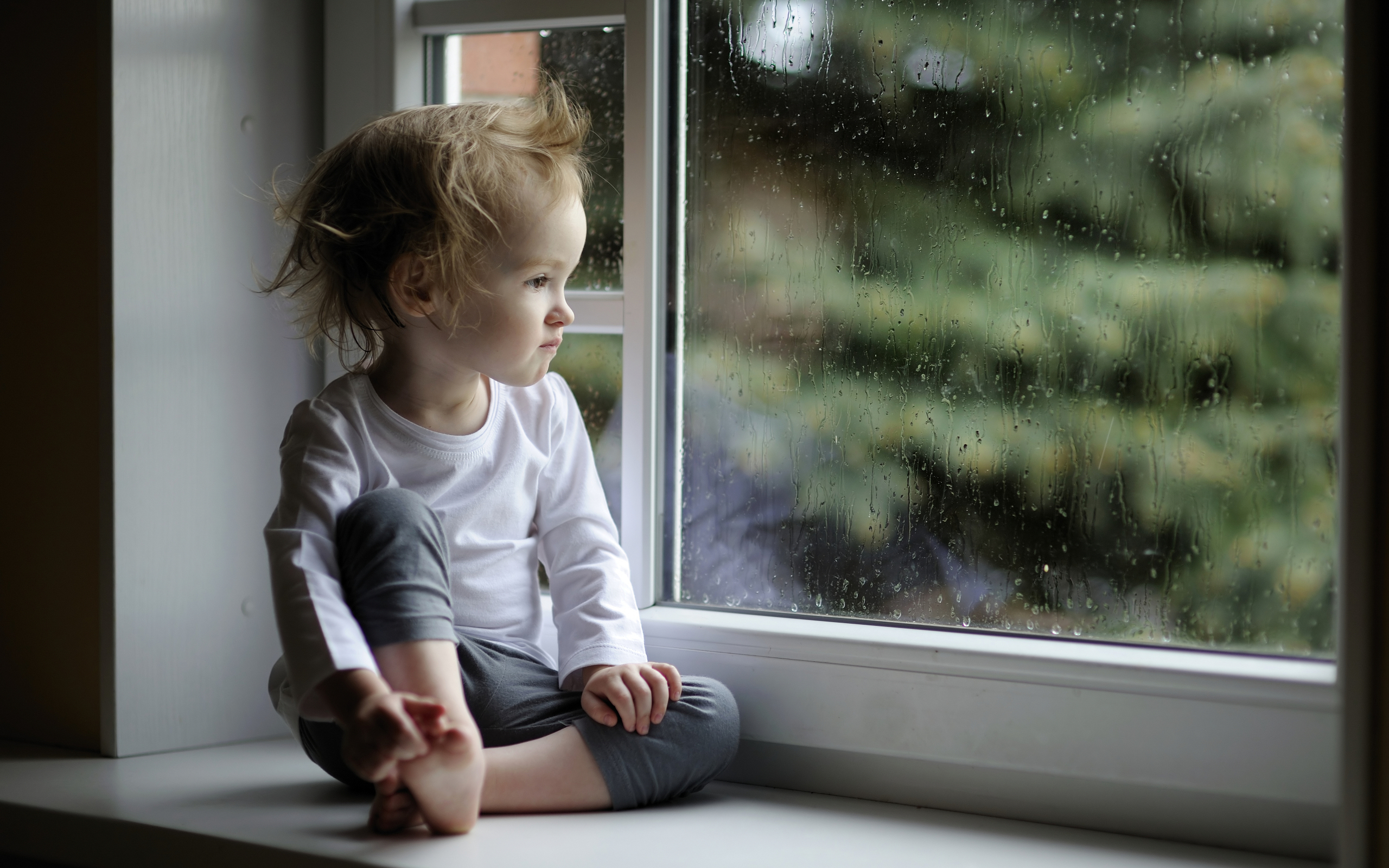 3d обои Маленький ребёнок сидит на подоконнике и смотрит на дождь за окном  дождь # 34365